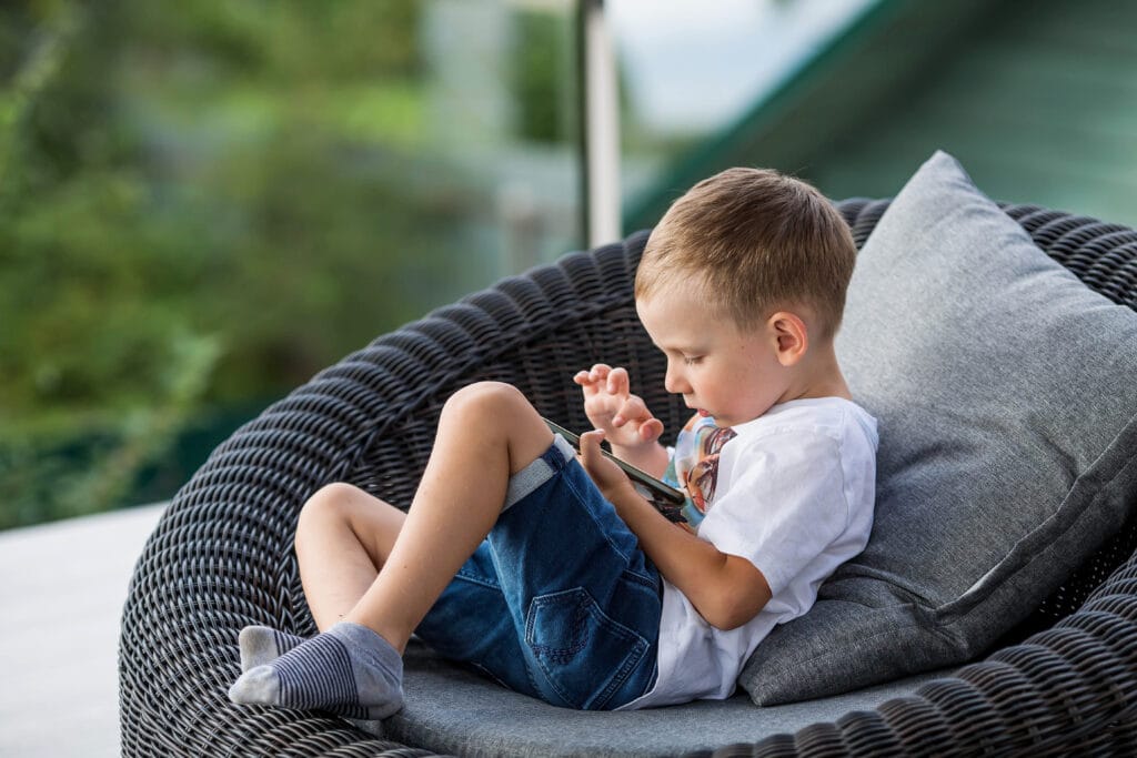 Bambino con smartphone